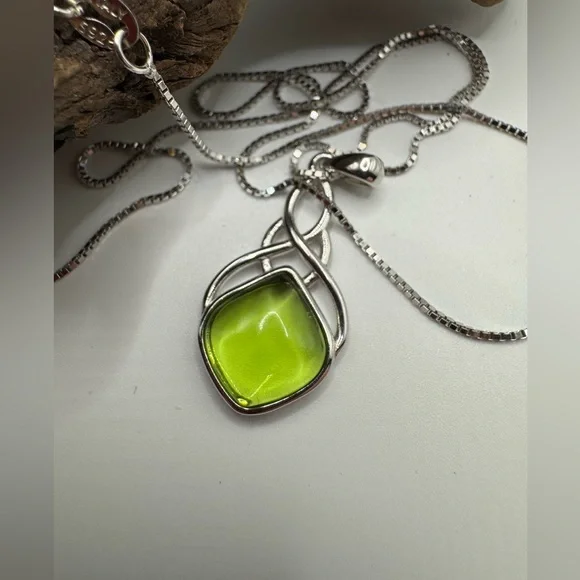 Sterling silver Celtic knot pendant w/lime green glass stone on sterling chain. - Picture 3 of 7